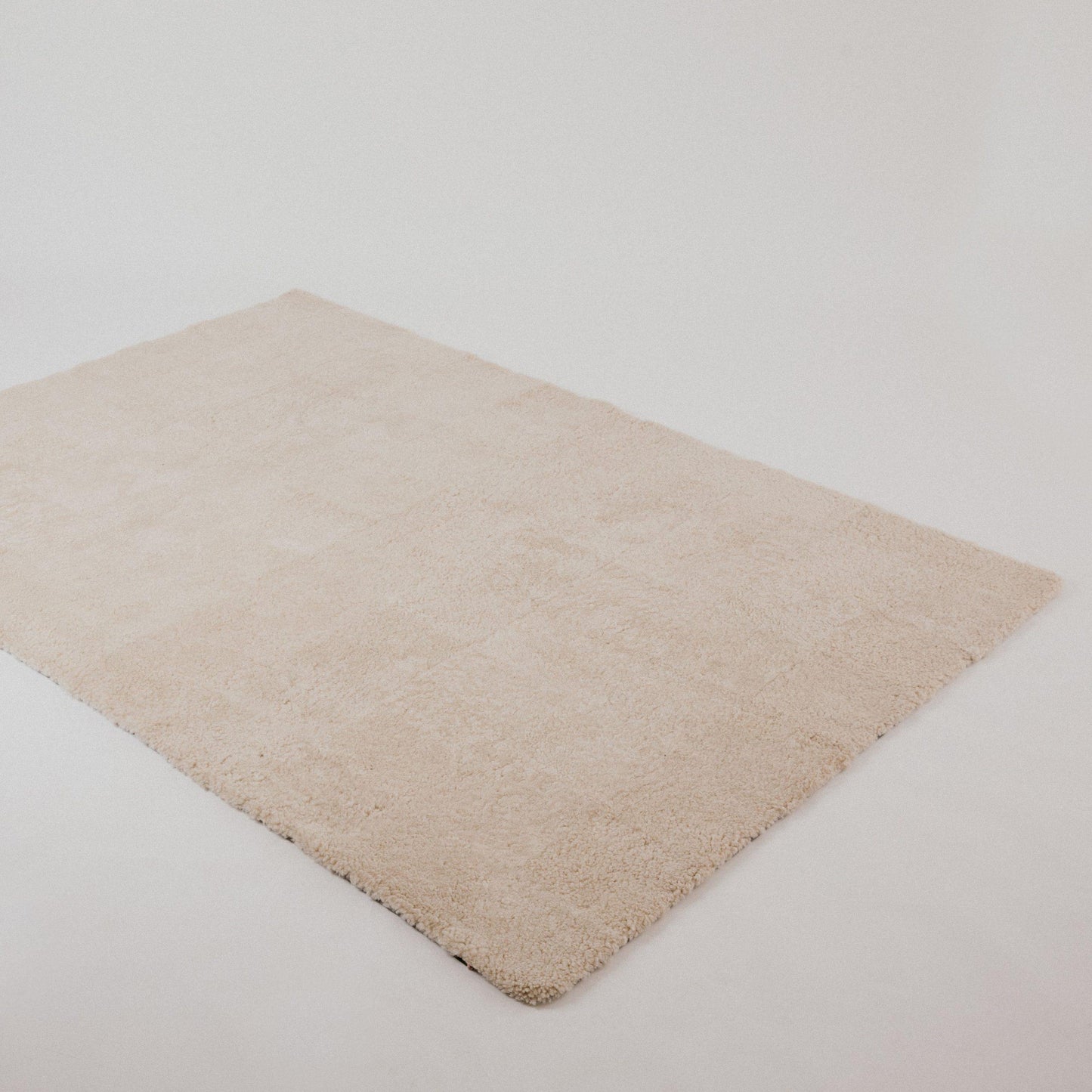 The_Richmond_Large_Sheepskin_Rug_White_HUXFORD_GROVE_1